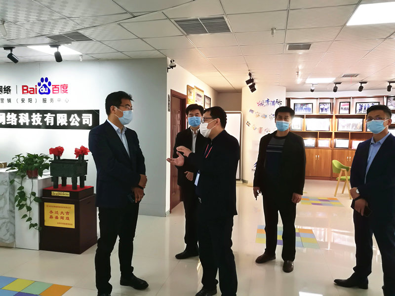 安陽市商務(wù)局副局長(zhǎng)張躍勇，攜同天津伍創(chuàng)電子商務(wù)有限公司李富民一行蒞臨安陽青峰網(wǎng)絡(luò)參觀指導(dǎo)?。?>
                        </a>
                    </div>
                </div>
                <div   id=